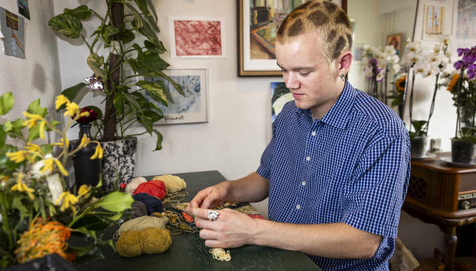 Emil er god til at fordybe sig i kreative projekter, men det kan også godt være lidt udfordrende for ham. – Jeg har selvfølgelig ikke bare valgt én garnnøgle, men otte forskellige, til det her hækleprojekt, som jeg eksperimenterer med.