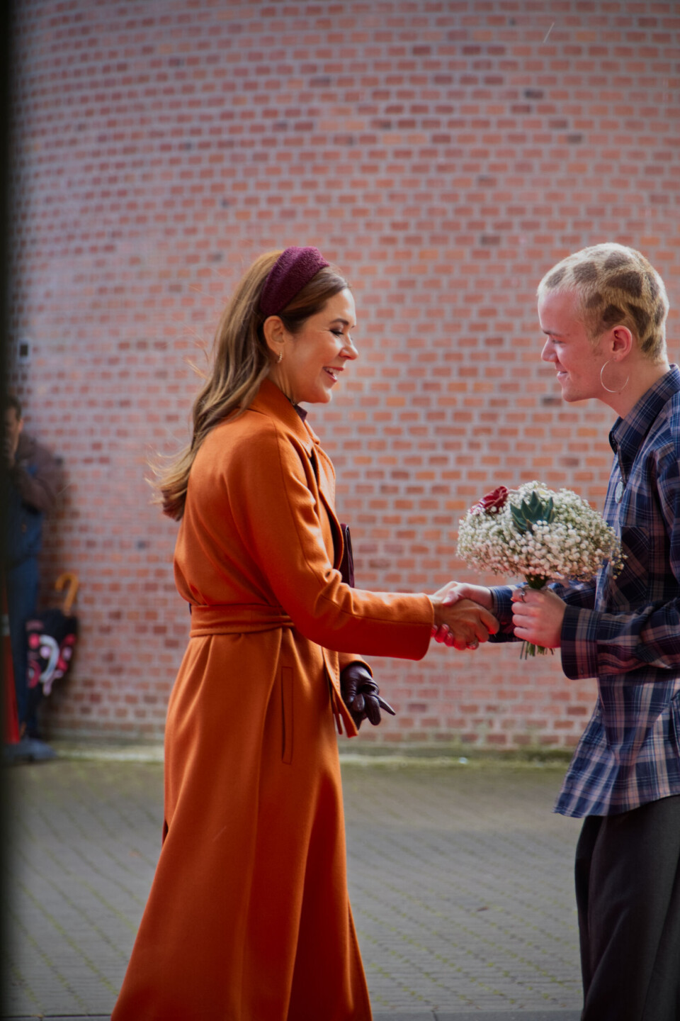 Under fejringen af Holstebros 750-års jubilæum i sidste måned, overrakte Emil en særlig buket blomster til dronning Mary, som han selv havde skabt i keramik.