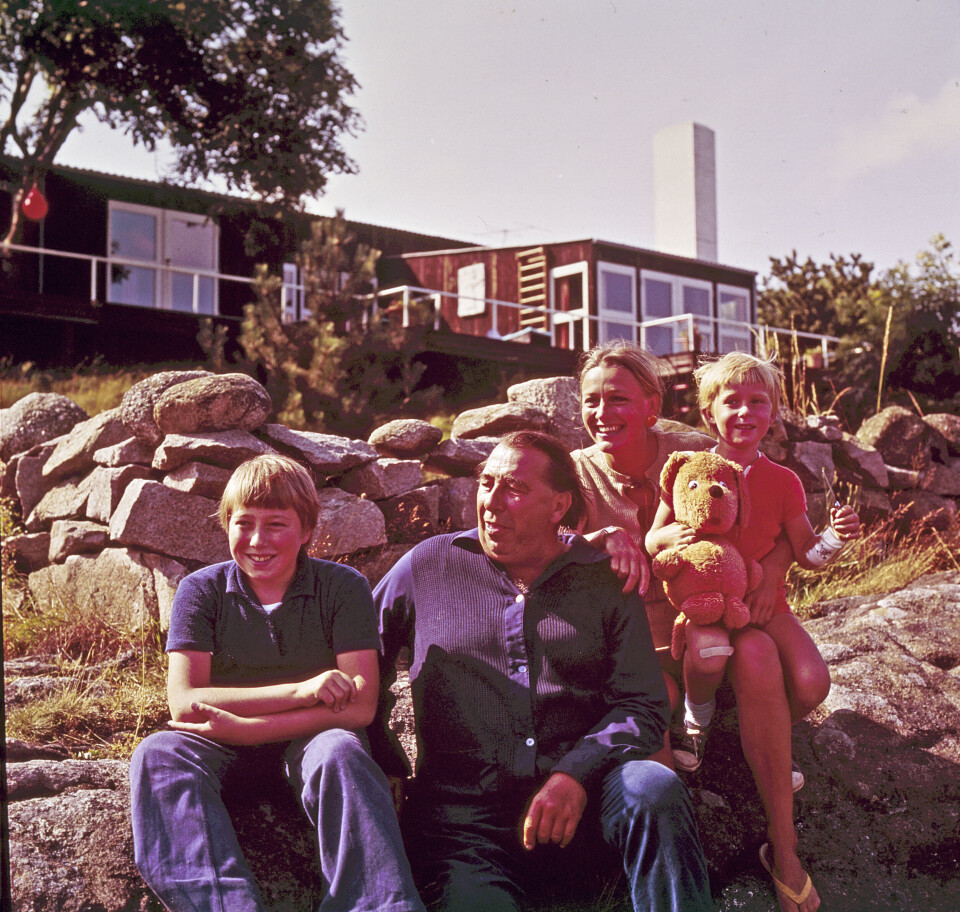 James på 13 år og lillebror Adam på seks nyder sommeren sammen med far, John, og mor, Birgitte, foran deres sommerhus i Gudhjem.