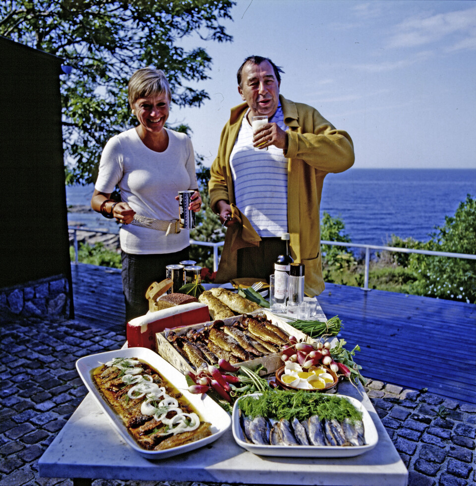 John og Birgitte hygger sig i solen på deres terrasse med ”Sol over Gudhjem” og sild i lange baner.