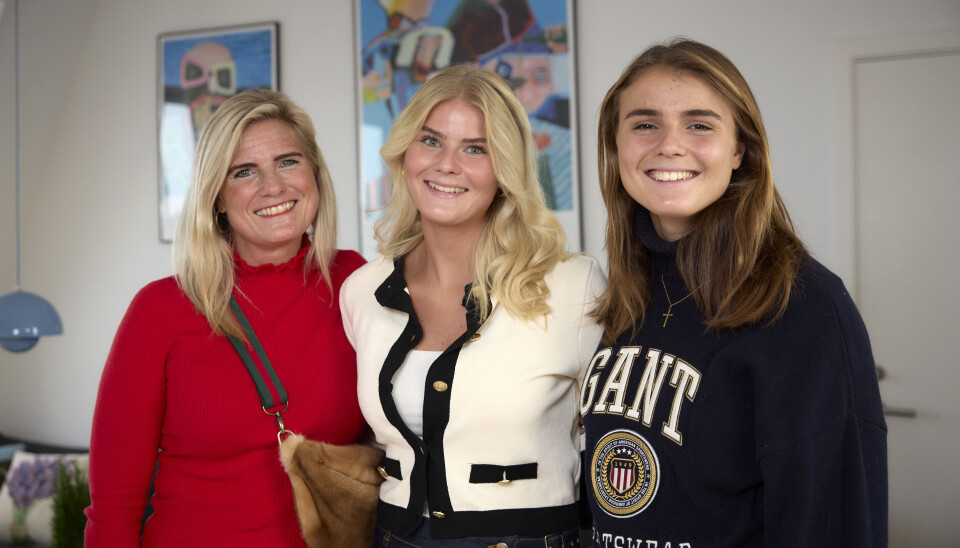 Emma og hendes søster, Mathilde, havde besøg af deres mor, Pernille, da HER&NU kiggede forbi.