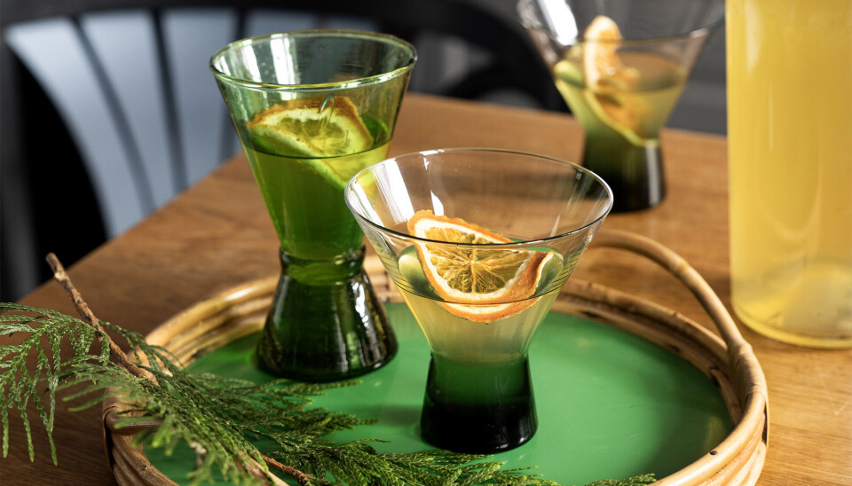 Lys vermouth i grønne glas