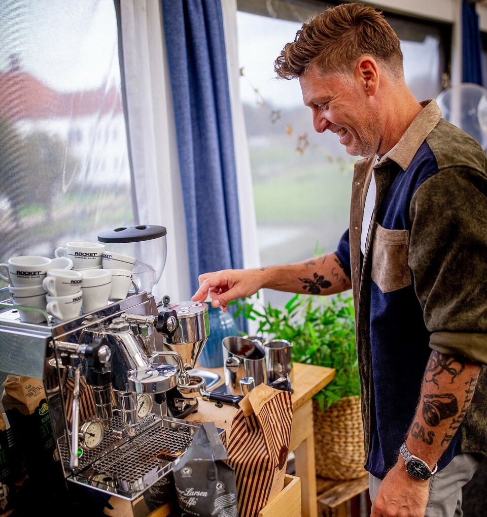 – Der er virkeligt nørdet og en kæmpe læring i at smage på kaffe, siger Timm.