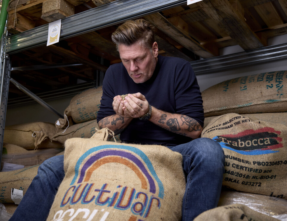 Kaffebønnerne er grønne, når de ankommer i store sække til Fyn fra hele verden. – De dufter af græs eller halm. En helt anden duft, end når de er ristet, konstaterer Timm.