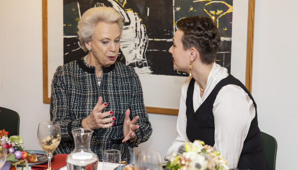 Prinsesse Benedikte i samtale med den unge bruger, Agnes, på værestedet og herberget Hellebro i Valby