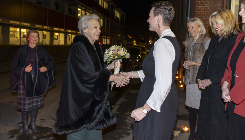 Billede 1 - Prinsesse Benedikte modtages på værestedet og ungdomsherberget Hellebro i Valby af Agnes. Bag hende bestyrelsesmedlem Gunhild Lange Skovgaard, direktør Eva Riedel og bestyrelsesformand Pia Allerslev Uth