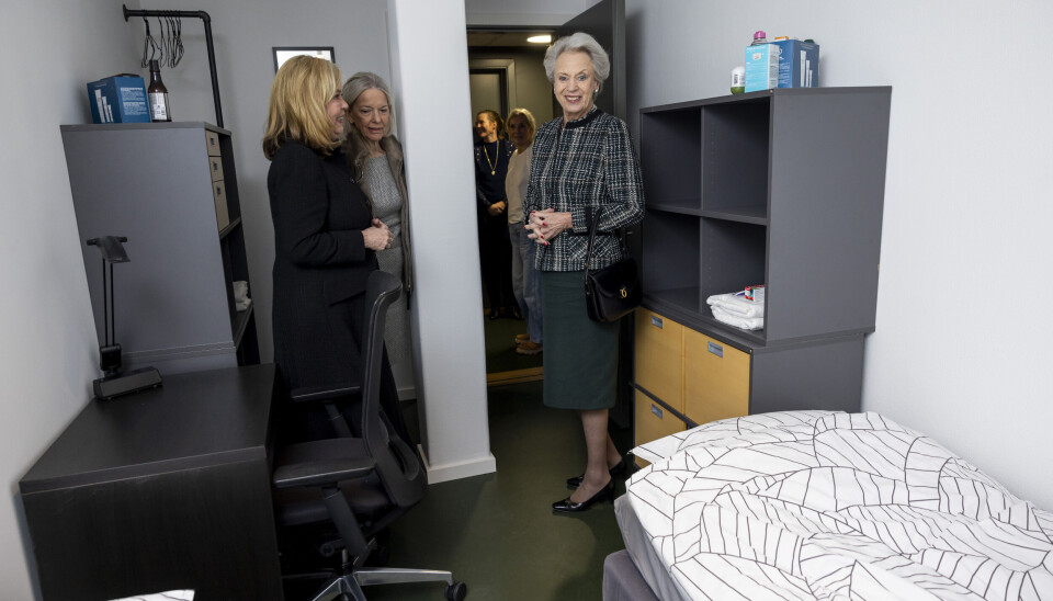 Billede 4 - Prinsesse Benedikte ser et af Hellebros nye ungdomsherbergsværelser vist frem af direktør Eva Riedel