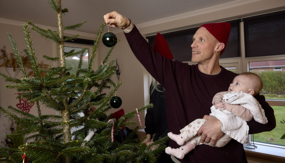 Athena hjælper far, Philip May