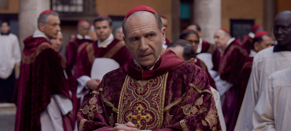 5 hjerter til ’Konklave’: ”Ralph Fiennes er guddommelig i rollen”