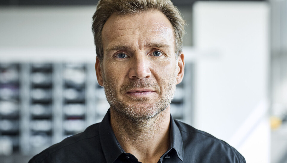 Portræt af en mand i 40'erne. Han har en mørkeblå skjorte på. Han har lysebrunt hår, og en smule skæg.
