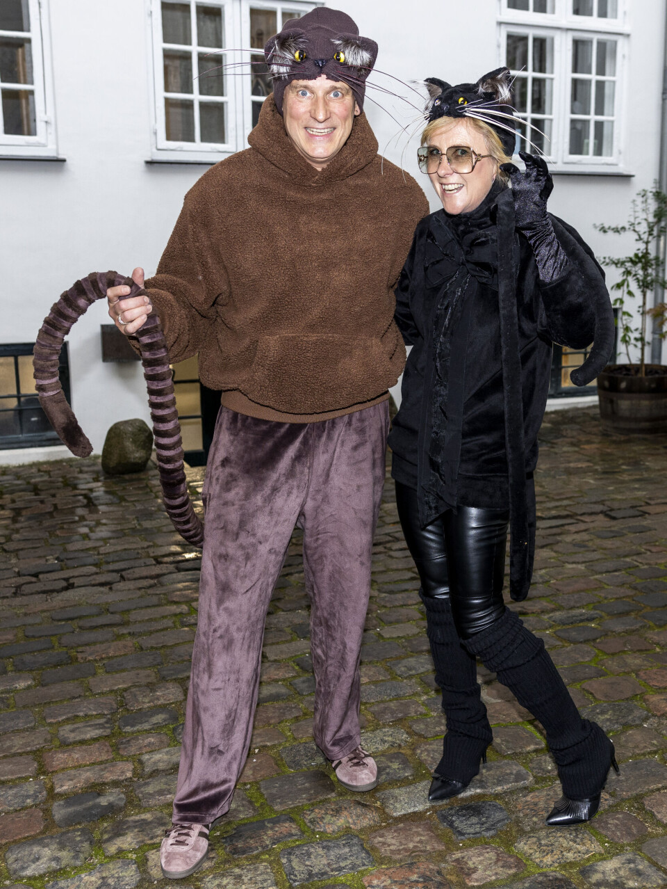 Rasmus og Lisbeth klædt ud som katte til receptionen for 'Kattens bog', 2024.