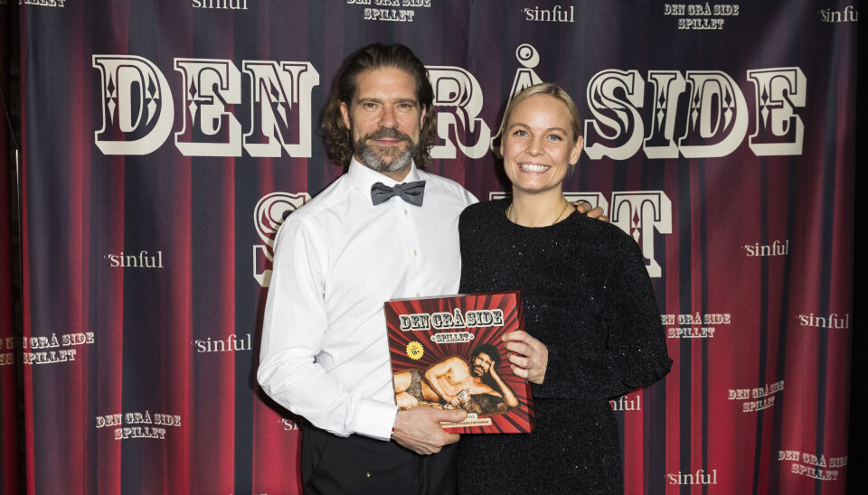 Søren har udviklet spillet sammen med Mathilde Mackowski, 38, der ejer den frække webshop Sinful.dk. – Man kan også købe det hos Fleggaard. Det er fordi, det er lidt over grænsen, skraldgrinede Rasted.
