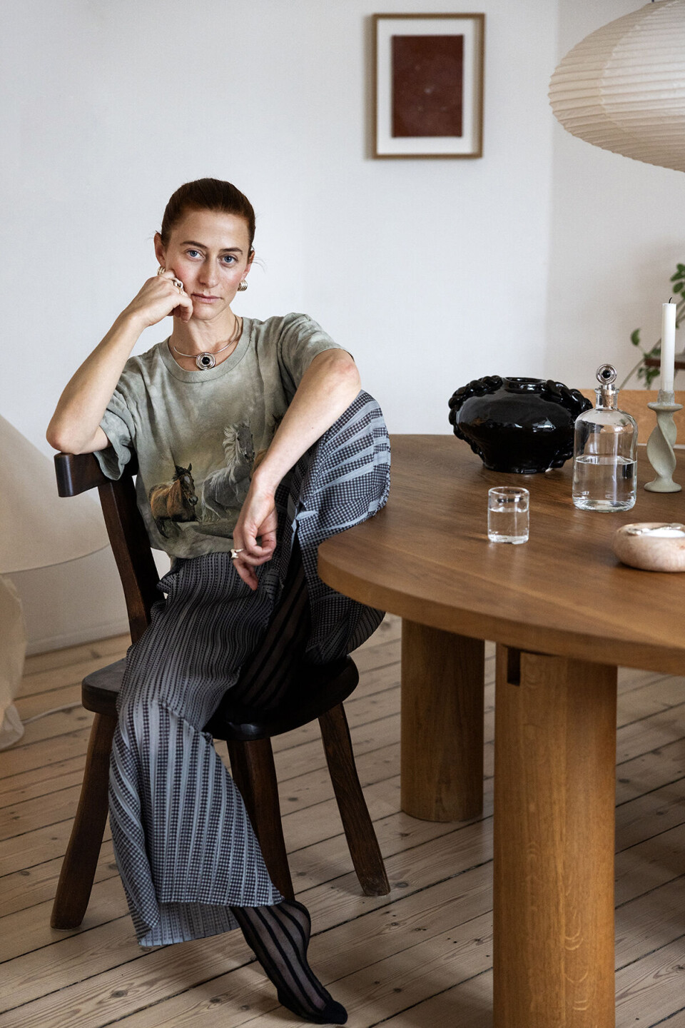 Et afslappet hverdagsoutfit med T-shirt fra en helsekost i Thorup, som også sælger udvalgt genbrugstøj. Bukserne er fra Pleats Please og også fundet i genbrug, mens strømperne er fra Swedish Stockings.