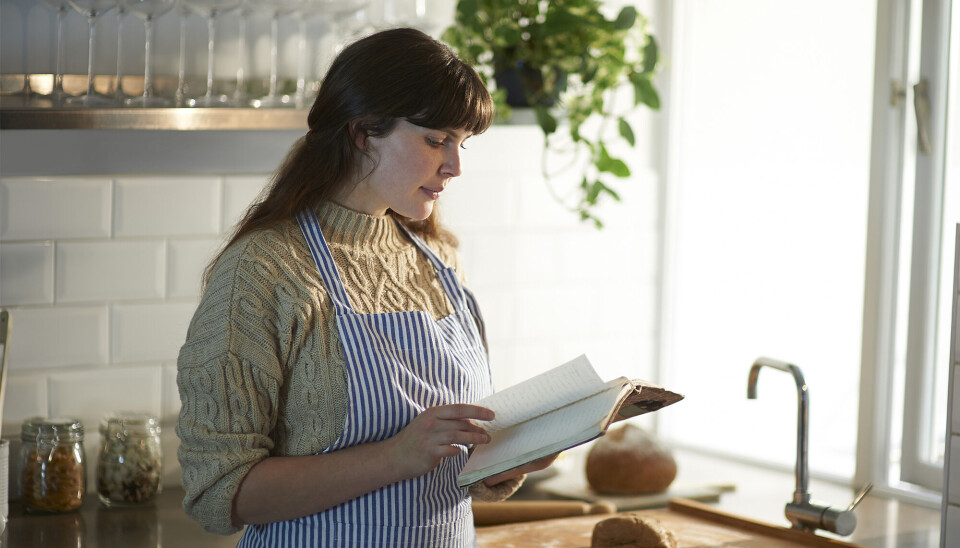 Kvinde læser i en kogebog