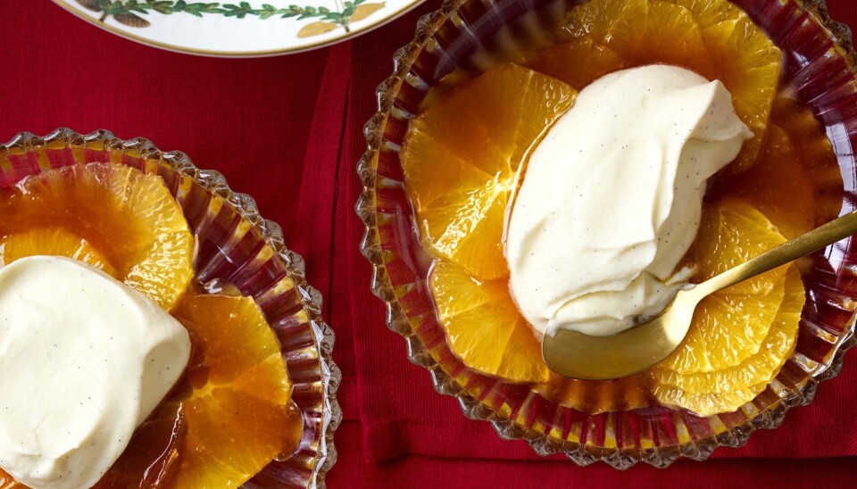 Appelsiner med karamelsauce og råcreme