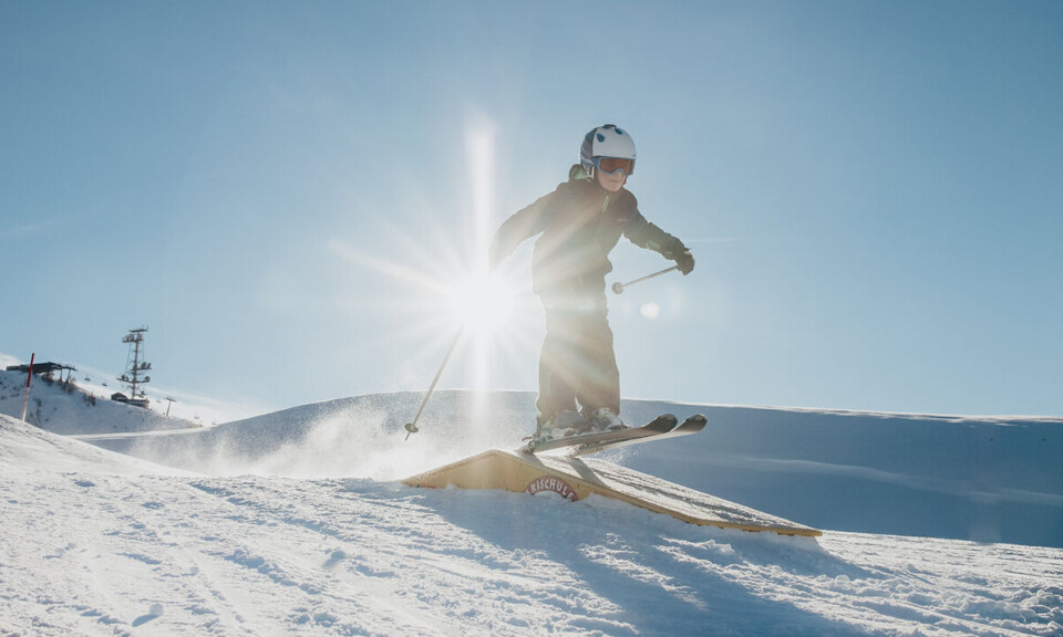Drømmer I om at være en familie på ski?
Det er aldrig for sent at lære noget nyt, og der venter masser af magiske øjeblikke foran jer