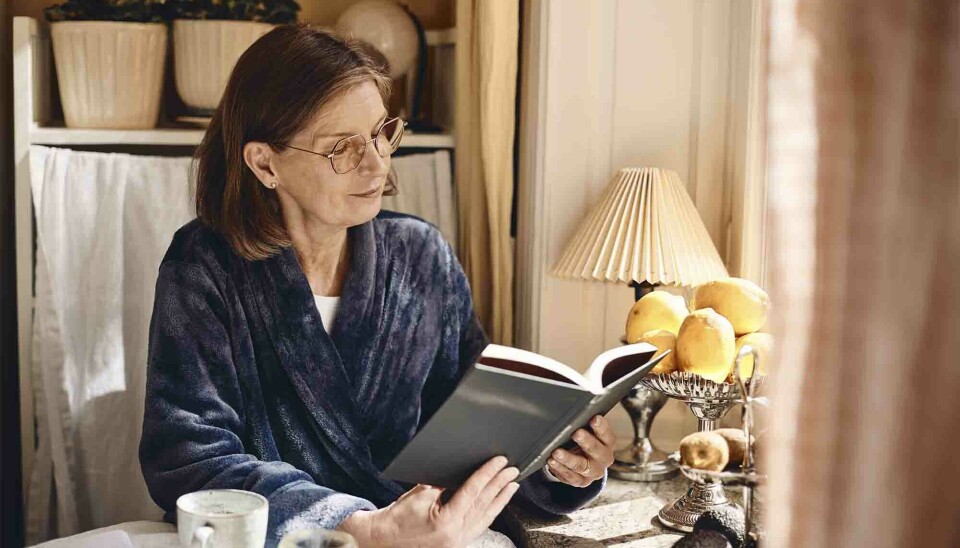 Kvinde læser bog