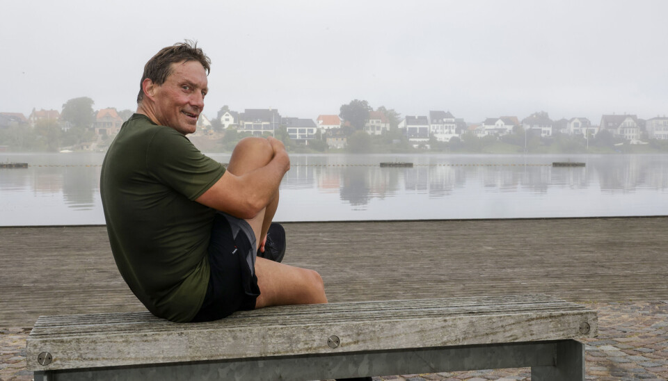 Jesper Panorama strækker ud efter løbetur ved Silkeborgsøerne. Udover flere ugentlige løbeture går han også til spinning for at holde sit flotte vægttab.