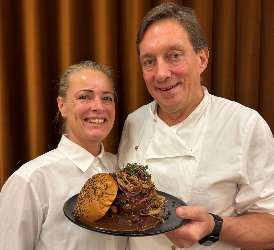 Camilla og Jesper Panorama med deres berømte bøfsandwich med brun sovs, ristede løg og det hele