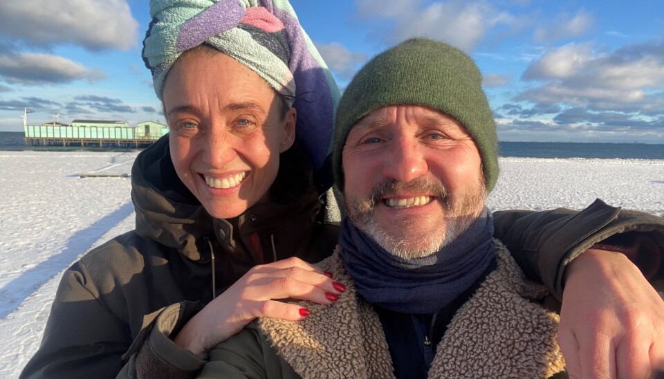 Efter 26 års parforhold er Christine Albeck Børge og hendes
mand, skuespiller Lars Ranthe, nærmest nyforelskede. Deres ældste datter er flyttet hjemmefra, og Lars har renoveret lejligheden,
så den føles ny og eksotisk. Om vinteren tager de en dukkert i badeklubben Det Kolde Gys ved Helgoland på Amager, når de har tid.
