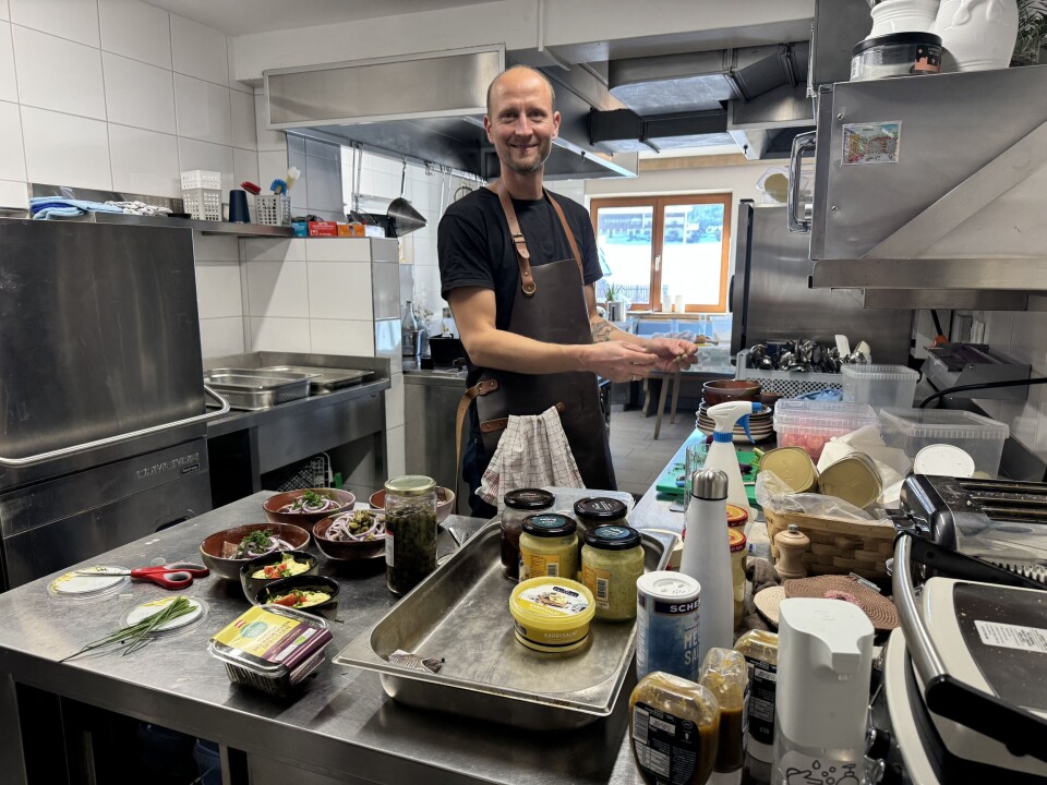 Anders knoklede i køkkenet for at give de lokale gæster en ægte, dansk julefrokost.