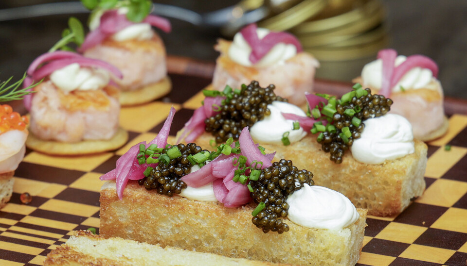 Creme fraiche 38%, kaviar og syltede rødløg.