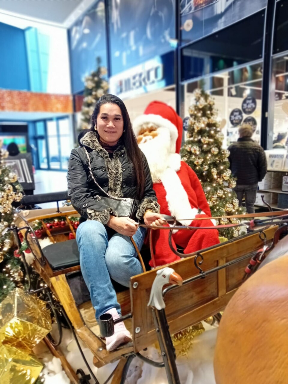 Saiyan fik en tur i julemandens kane i Herning Centret.