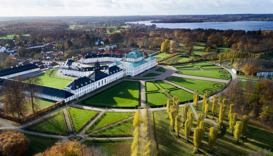 Fredensborg Slot ligger smukt ved Esrum Sø i Nordsjælland.