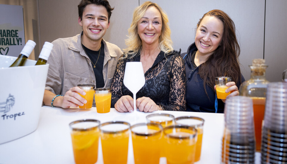Fredag aften efter disko-reformer er der ikke gulerodsjuice i fredagsbaren, men kulørte drinks, og to af Charlottes børn, Alexander, 29, og Caroline, 38, napper gerne en sjus med.
