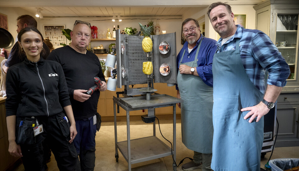 Smeden Buller har været brødrenes ”hus-smed” i mange år, og i denne sæson får han hjælp af sin kvindelige smedelærling Ingeborg til at lave en ananasgrill.