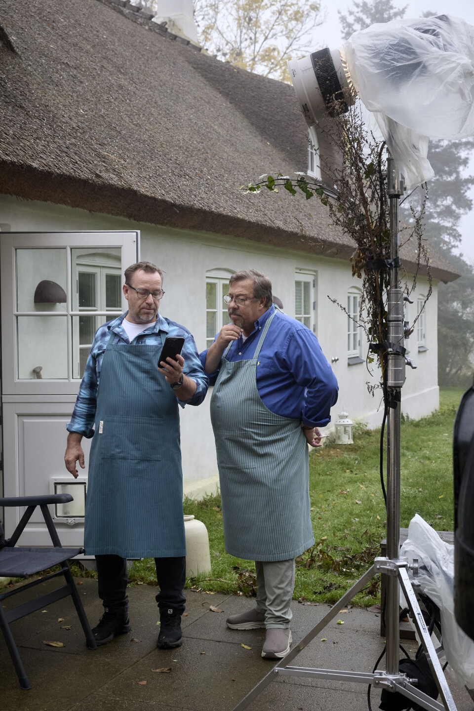 I pausen tjekker brødrene lige op på en opskrift og aftaler hvem, der laver mad i næste optagelse.