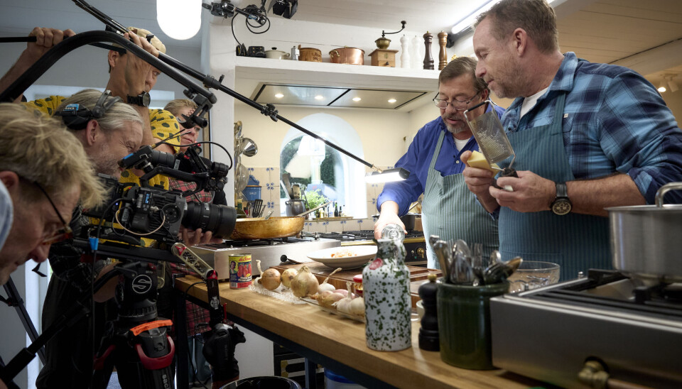 Tre fotografer, en regissør, en lysmand og en producer overvåger, at billederne af, at James hælder vodka i retten og Adam river parmesanen, bliver gode.