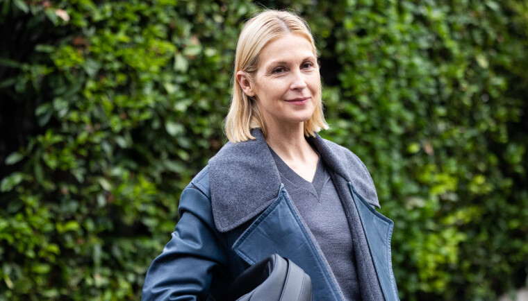 Du kan for eksempel være heldig at finde en klassisk frakke på udsalg, som denne Kelly Rutherford har på her.