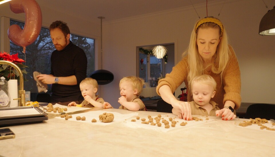 Michella og Mark bager pebernødder med trillingerne