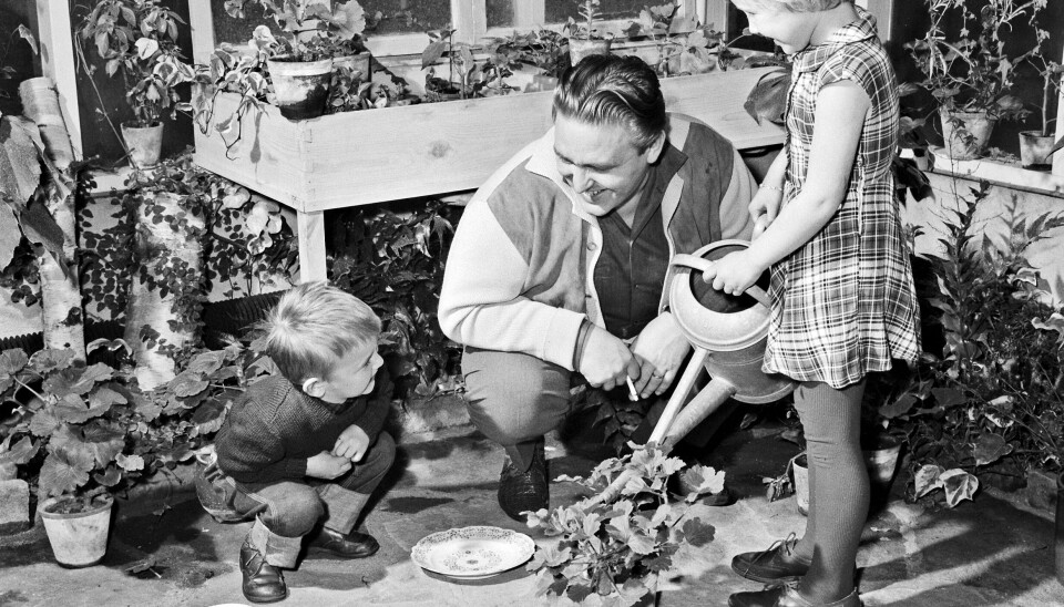 Michael med far Gustav og fire år ældre storesøster Susanne i barndomshjemmet i Mosede ved Greve i starten af 1960’erne.