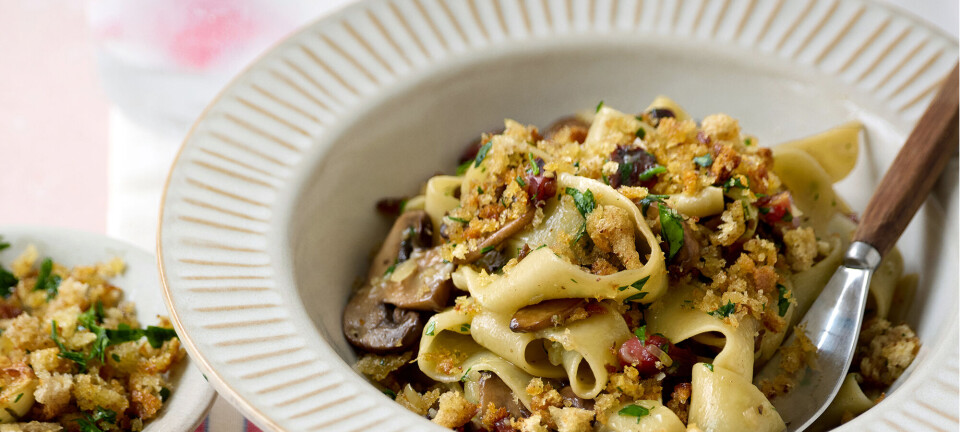 Mere smag med mindre kød: Sådan laver du den lækreste pasta med svampe, pancetta og sprøde brødkrummer