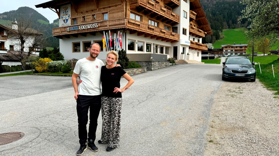 Anders og Lene Beier foran Hotel Edelweiss i 'Beier på alpehotellet'.