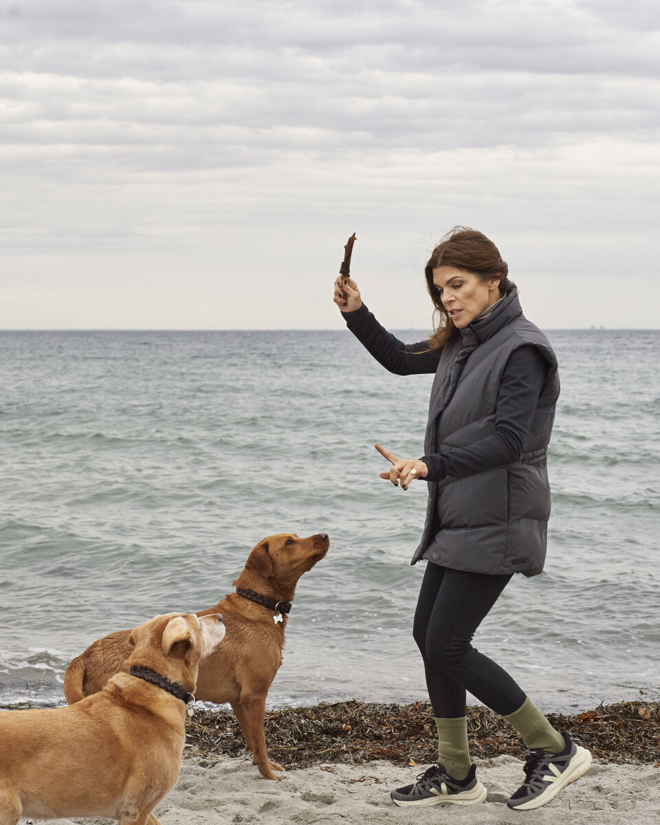 Ellen Hillingsø med sine to hunde.