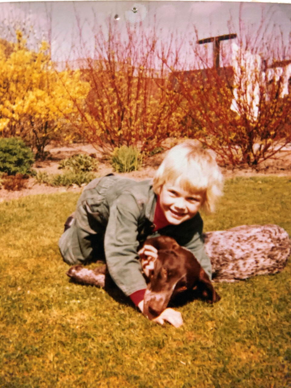 Seksårige Charlotte med familiens første hund, en tysk glathåret hønsehund, som hed Flicka.