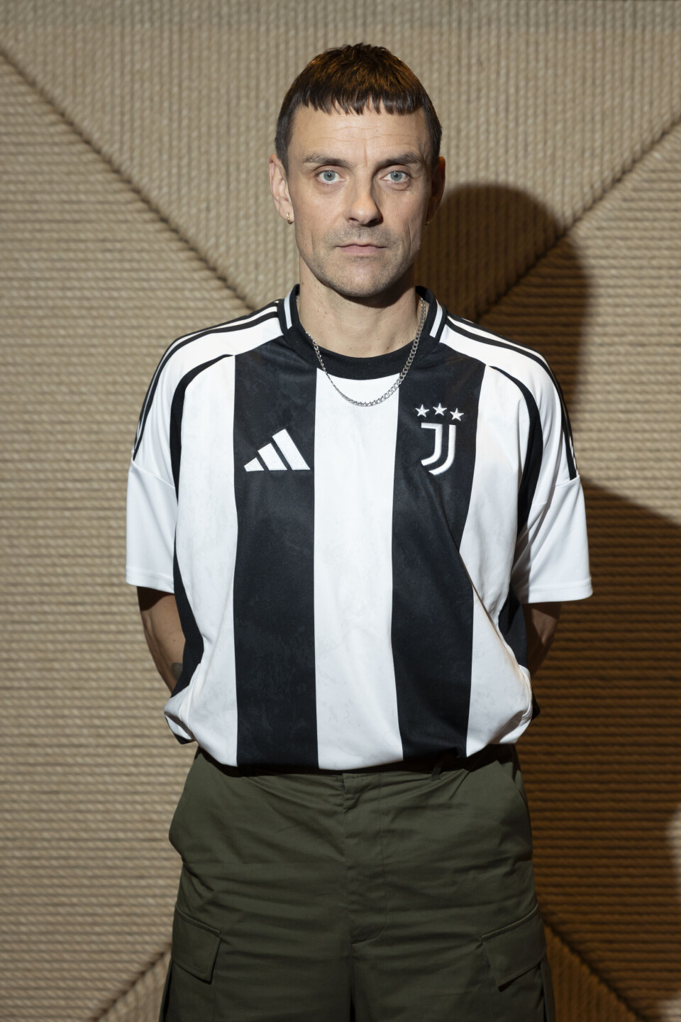 Det er ikke kun Silkeborg fodboldklub, Simon Kvamm holder med. Han holder tydeligvis også med den italienske klub Juventus. Til pressemødet på 'X factor' 2025 troppede han op i deres klubtrøje.