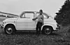 Jørgen foran den Fiat 600, som han og hans mor kørte afsted til hundeudstillinger i.