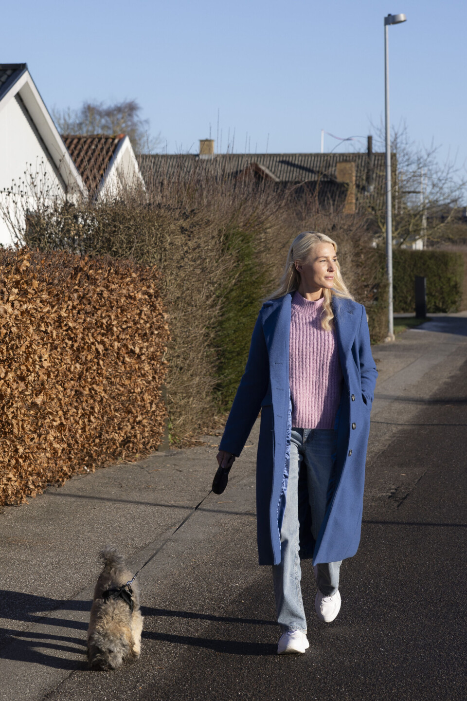 – Vi bor i et lille ollekolle-kvarter med dejlige naboer og en ro og tryghed, som vi værdsætter ufatteligt højt, fortæller Camilla, som elsker at gå lange ture med Buddy.