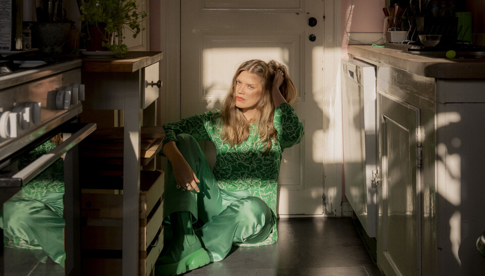 Kunstner Julie Nymann i sit hjem. Hun bruger grøn aktivt i sin kunst for at gøre opmærksom på Dysleksi