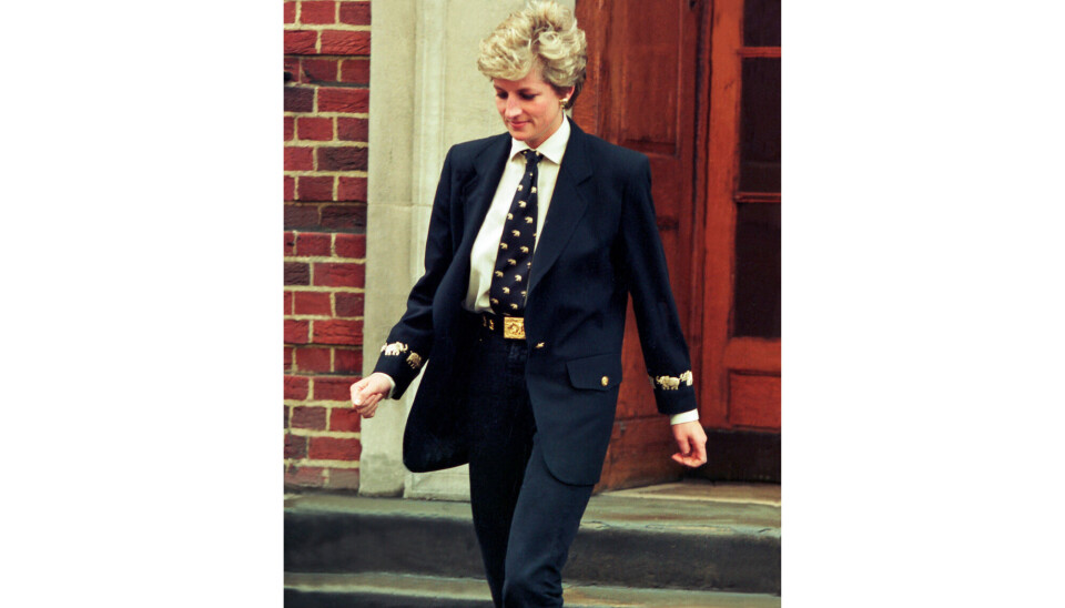 Prinsesse Diana med slips og jakkesæt i 1994