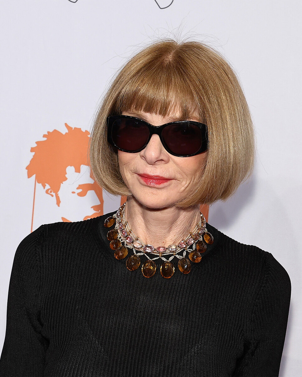 Med sirlige ombuk. Styrer Anna Wintour selv krøllejernet?