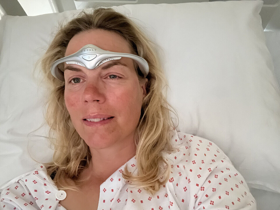 Heidi bruger en såkaldt Cefaly for at lindre de værste smerter under anfald. Den virker ved at stimulere nerver i hovedet med lavfrekvent strøm.