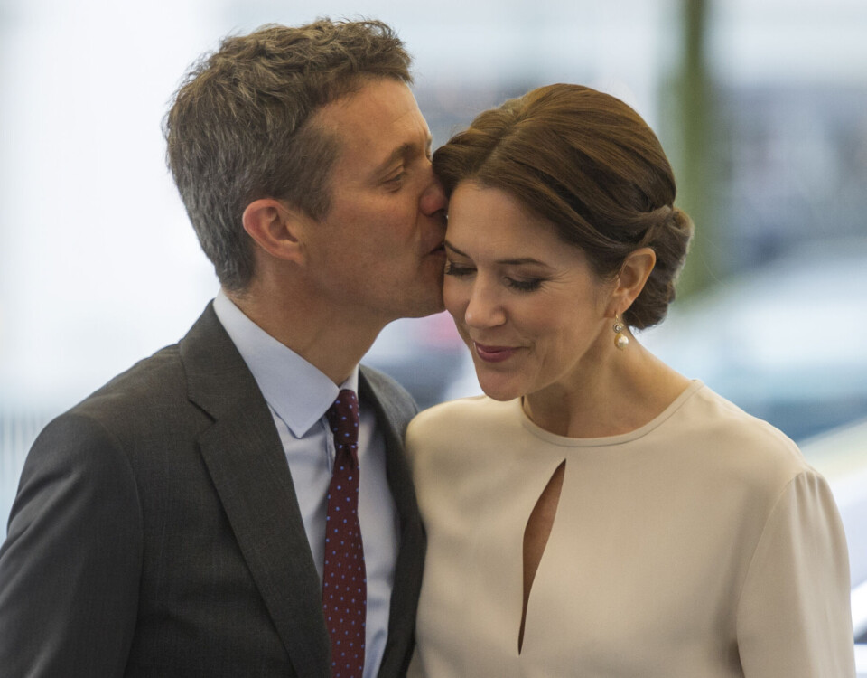 SE BILLEDERNE: Overøser dronning Mary med vilde gaver