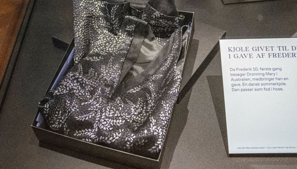 Den allerførste gave, som kong Frederik gav dronning Mary, var en sort sommerkjole med V-udskæring og guldvævninger. Den havde han med til Australien, da han besøgte hende første gang efter deres møde ved OL i Sydney i 2000. Det blev afsløret på udstillingen ”Frederik 10. – Konge af i morgen”, hvor gaven var blandt de udstillede effekter. Udstillingen kan netop nu ses på Koldinghus.
