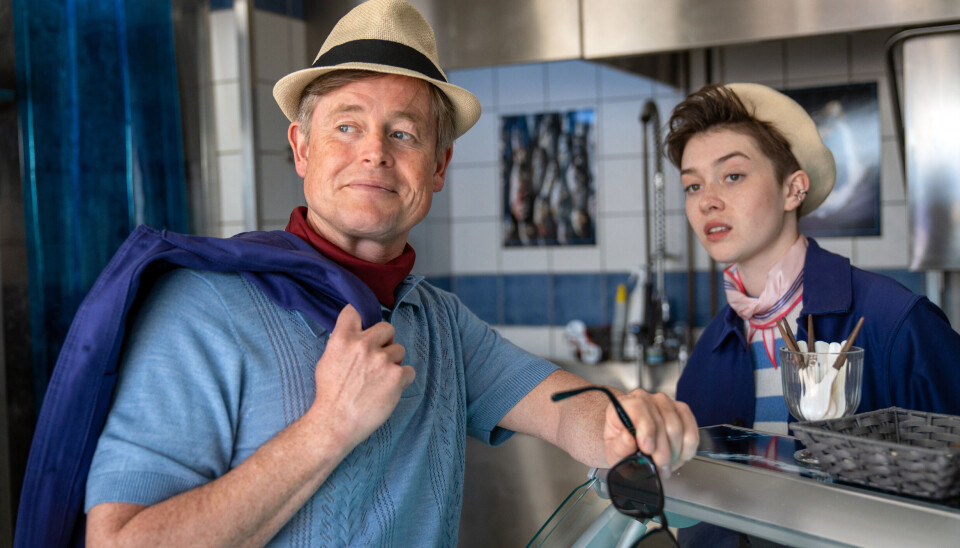 Caspar som den kriminelle plastikkirurg Arne Lind, der har mistet alt, sammen med Astrid (Thit Aaberg), som har overtaget fiskebutikken.