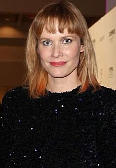 Oh Land overrasker på den røde løber: Gravid